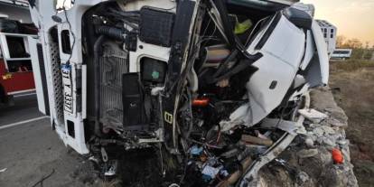 Kızıltepe'de tır devrilmesi sonucu 1 kişi öldü, 2 kişi yaralandı