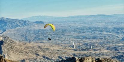 Cudi Dağı’nda Bayraklı Uçuş Gösterisi: Gökyüzünde Nefes Kesen Görsel Şölen