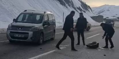 Hakkari’de karayoluna düşen dev kaya parçaları korku dolu anlar yaşattı