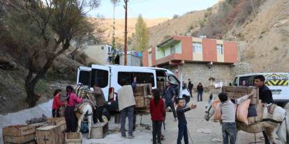 Diyarbakır’ın Kırsal Mahallesinde Yükler Eşeklerle Evlere Götürülüyor