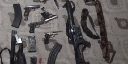 Van’da ruhsatsız silah satan şahsın evinde silahlar ele geçirildi