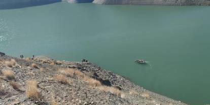 Van’da Otomobil Baraj Gölüne Yuvarlandı! 1 Ölü, 2 Kişi Aranıyor