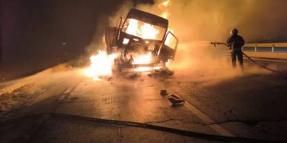 Nusaybin’de Çarpışan İki Tırdan Biri Yandı