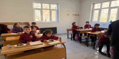 Sınırdaki Öğrencilere Pasta Sürprizi