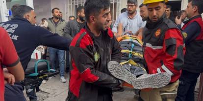 Ağır Hasarlı Binayı Yıkarken Molozların Altında Kaldı