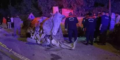 3 aracın karıştığı trafik kazasında 2 kişi öldü, 7 kişi yaralandı