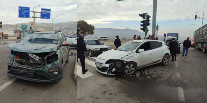 Üniversite Kavşağında 2 Araç Çarpıştı