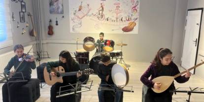 Siirt'te vefalı eş, kocasının anısına okullarda kütüphane ve müzik atölyesi kurdu