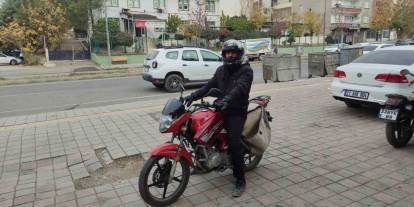 Ceza Yedi, Kaskı Başına Geçirerek Motosiklet Sürücülerine Uyarıda Bulundu