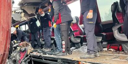 Yolcu otobüsü, tıra arkadan çarptı: 7 ölü, 11 yaralı