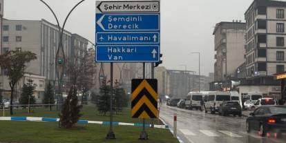 Yüksekova’da yoğun yağışlar uçak seferlerini durdurdu