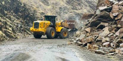 Şırnak'ta Etkili Yağışlar Nedeni ile Düşen Kaya Parçaları Yolu Ulaşıma Kapattı