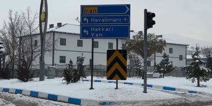 Yüksekova’da yoğun yağışlar uçak seferlerini durdurdu