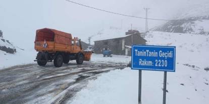 Şırnak’ta 3 Gündür Kardan Dolayı Kapanan Yollar Açılıyor