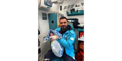 Ambulansta Doğum Yapan Anne Bebeğine Sağlık Personelinin Adını Verdi