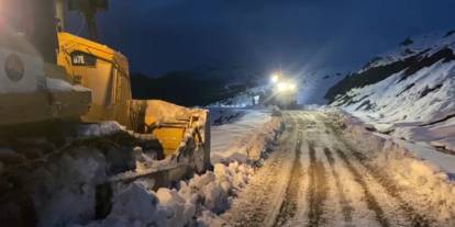 Şırnak’ta Kardan Kapanan Yolları Açan Ekipler, Eksi 20 Derecede Çalışıyor