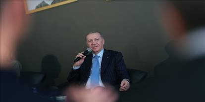 Cumhurbaşkanı Erdoğan, üniversite öğrencileriyle Ahmet Kaya şarkısına eşlik etti