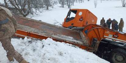 Hakkari’de iş makinesi devrilmesi sonucu 2 personel yaralandı