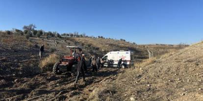 Devrilen traktörün sürücüsü yaşlı adam hayatını kaybetti