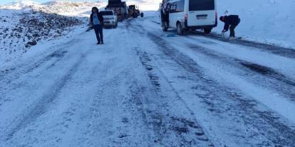 Siirt'te yolcu minibüsü kazasında 5 kişi yara almadan atlattı