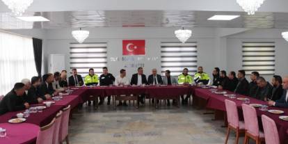 Şırnak Emniyet Müdürü Sazak, Cizre’de muhtarlarla görüştü : “Bitirmeye kararlıyız”