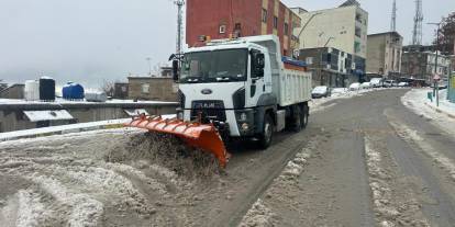 Şırnak’ta Kar Mesaisi Gece Gündüz Sürüyor: Belediye Ekipleri Sahada