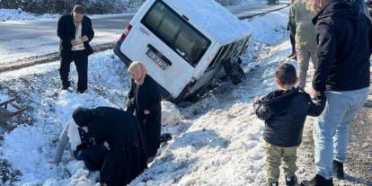 Siirt'te tır ve minibüs devrilmesi sonucu 4 kişi yaralandı