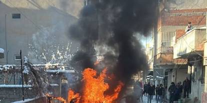 Batman'da park halindeki otomobil alevlere teslim oldu