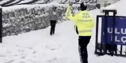 Şırnak'ta Polisler, Çocuklarla Kartopu Savaşı Yaptı