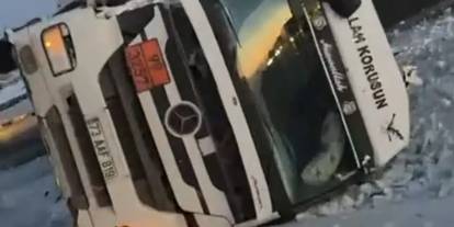 Şırnak Plakalı Tanker Cizre-Nusaybin Yolunda Buzlanma Nedeniyle Devrildi