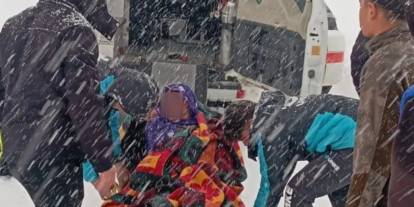 Şırnak’ta 65 yaşındaki hasta zorlu hava koşullarında hastaneye ulaştırıldı