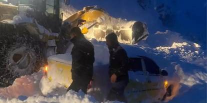 Hakkari’de çığ altında can pazarı: Zamanla yarışılarak 3 kişi kurtarıldı