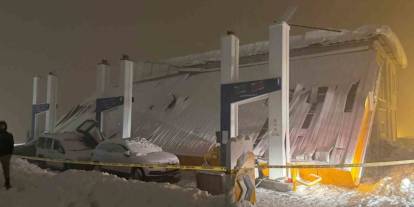 Hakkari’de akaryakıt istasyonunun çatısı çökmesi sonucu 8 kişi yaralandı