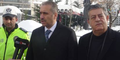 Cadde Kenarlarına Biriken Kar Yığınları Temizleme Çalışmaları Başladı