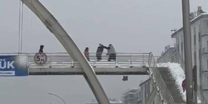 Diyarbakır'da bir şahıs yolda yürüyen çocukları tekme tokat dövdü