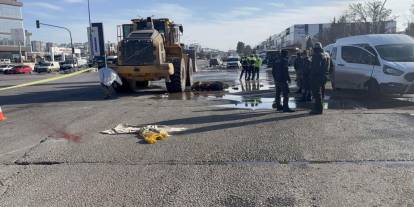 İş makinesinin altında kalan motosikletli genç hayatını kaybetti