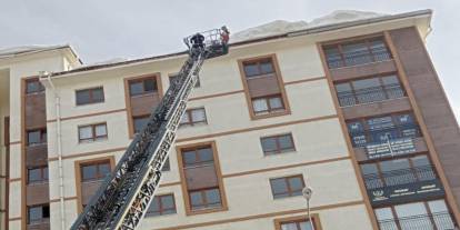 Şırnak’ta Çatılarda Tehlike Oluşturan Kar Kütlelerine İtfaiyeden Müdahale