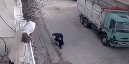 Kızıltepe'de sokak ortasında bebekli anneye ve çocuğa saldırdı! O anlar kamerada
