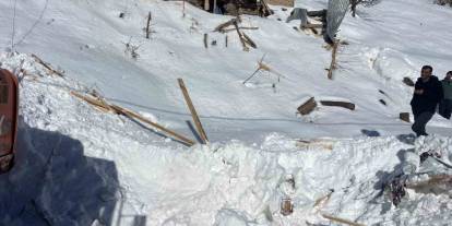 Çığ Altında Kalan Ev Ve Araba Çıkartıldı