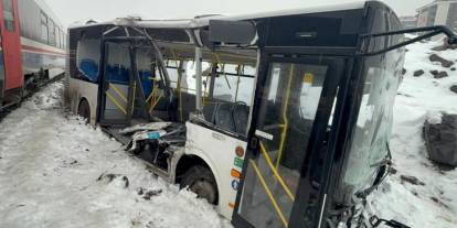 Diyarbakır’da Belediye Otobüsü Trenle Çarpıştı!