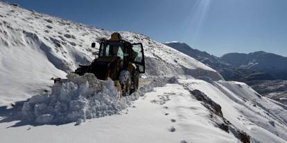 Batman Kırsalında Kar Kalınlığı 1 Metreyi Aştı, Yollar Kapandı