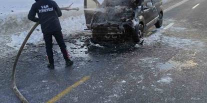 Van’da seyir halindeki kamyonet yandı