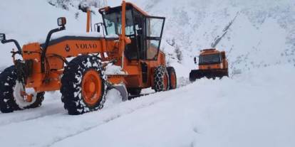 Ekipler, Şırnak’ta Karla Kaplı Yollar Ulaşıma Açmaya Devam Ediyor