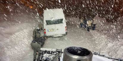 Hakkari’de mahsur kalan minibüs iş makinesi ile kurtarıldı