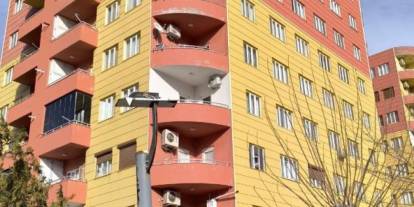 Batman’da faciadan dönüldü: 12 katlı binanın merdiveni çöktü