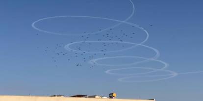 Sınırda uçağın çizdiği şekiller vatandaşlarda merak uyandırdı