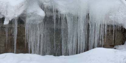 Hakkari’de metrelerce uzunlukta buz sarkıtları oluştu