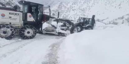 Şırnak’ta Kar Nedeniyle Kapanan Yolları Açma Çalışmaları Devam Ediyor