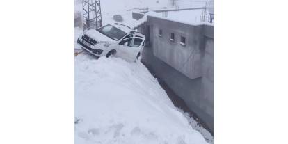 Kayan Otomobil Evin Duvarında Asılı Kaldı