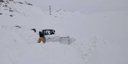 Şırnak'ta Kar Kalınlığı İş Makinelerinin Boyunu Aştı, Çalışmalar Durmadı